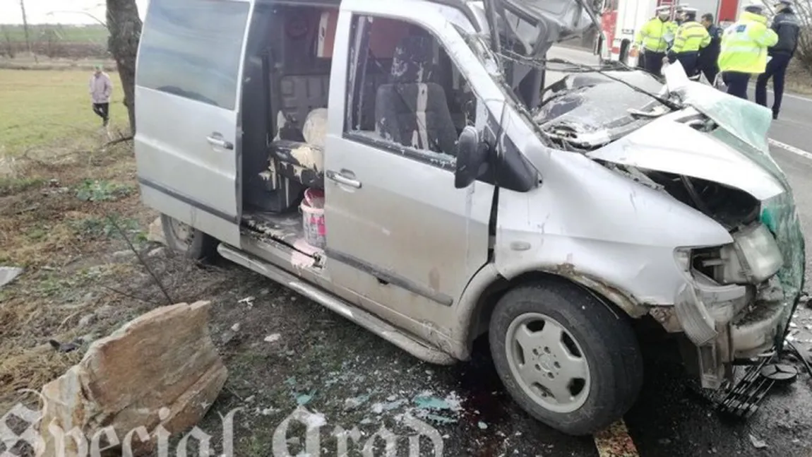 Trafic oprit pe DN79 în urma coliziunii dintre un microbuz de transport persoane şi un camion
