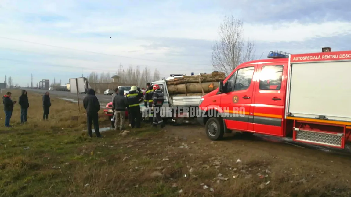 Accident pe şoseaua de centură a Buzăului. Două persoane au fost rănite după ce maşina în care se aflau s-a ciocnit cu o autoutilitară