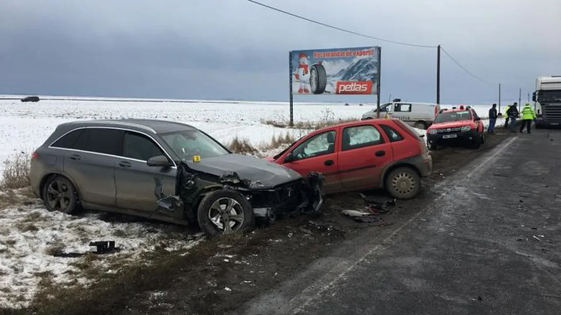 Carambol cu cinci maşini pe DN 11. Trei persoane au fost rănite