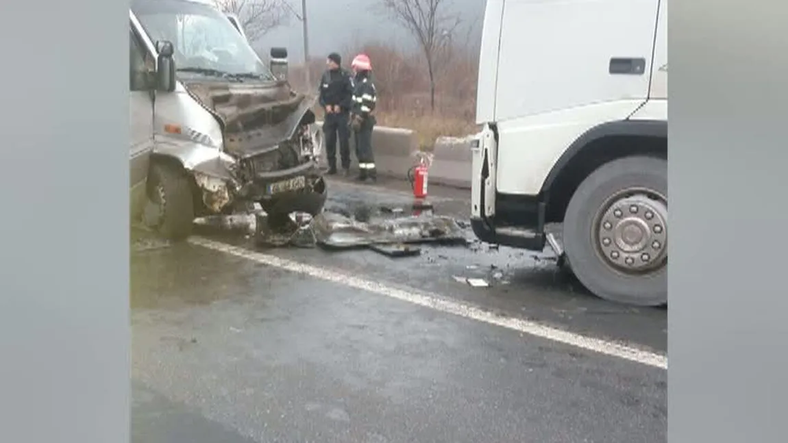 Accident grav în judeţul Hunedoara. Sapte persoane, rănite după impactul dintre un microbuz şi un TIR