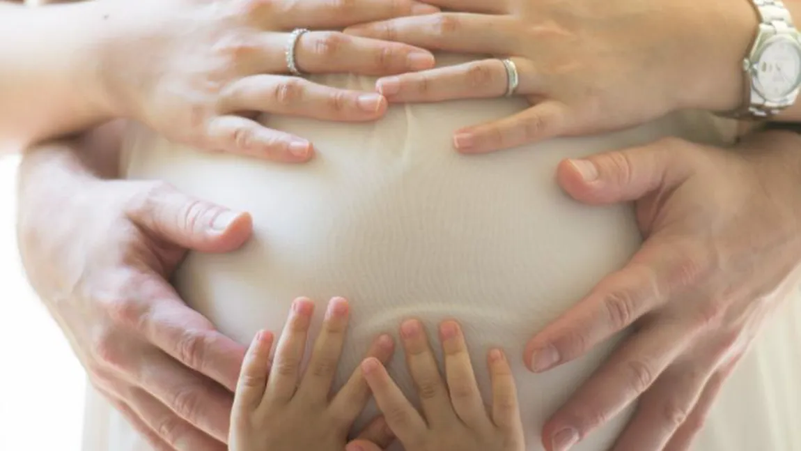 Nou-născuţi costumaţi în căţeluşi, într-o maternitate. Este vorba despre o superstiţie