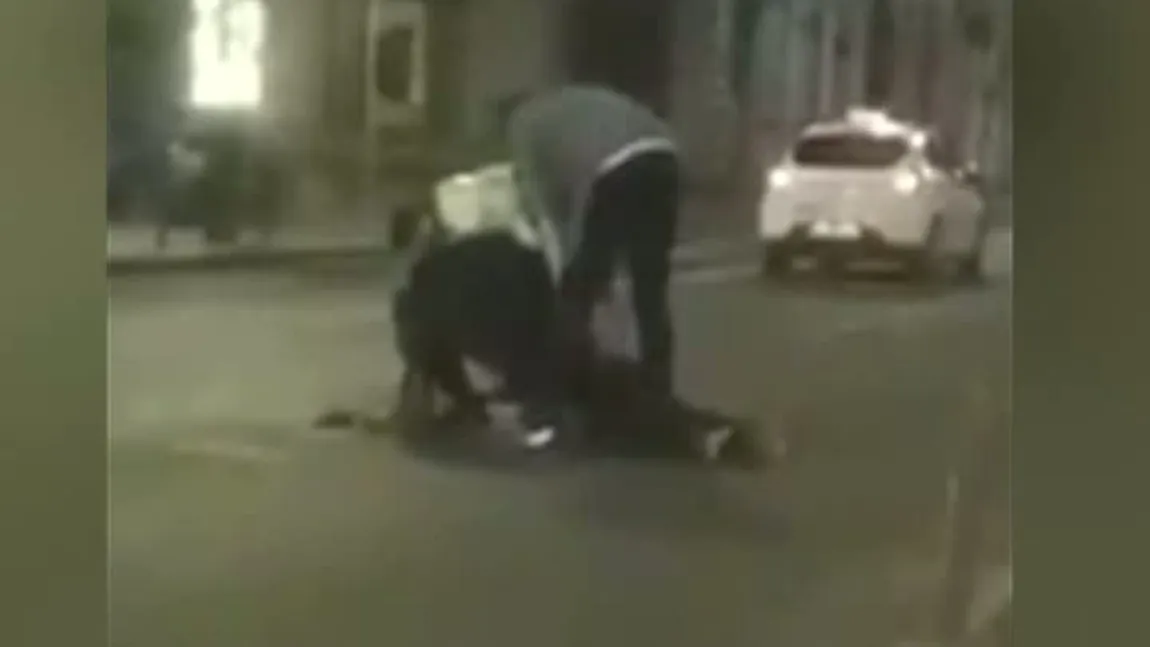 Scandal la Cluj. Un bărbat agresiv a fost încătuşat VIDEO