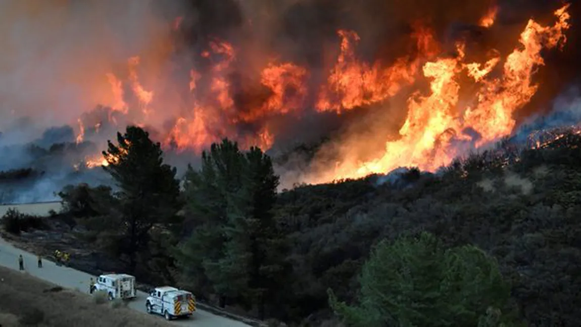 Incendiul din California este al cincilea cel mai devastator din istoria statului. Flăcările mistuie casele de pe coastă
