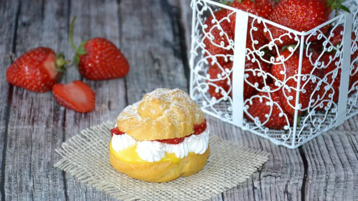 DESERTUL ZILEI: Choux a la creme