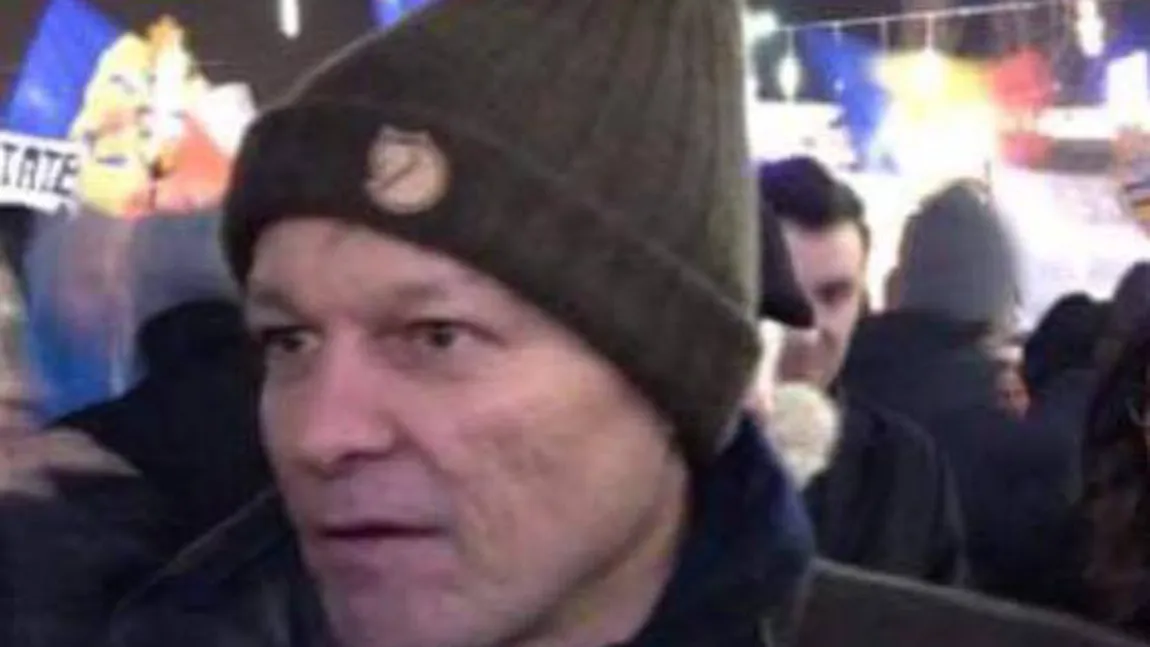Dacian Cioloş i-a oferit cadou ambasadoarei Suediei o pereche de şosete de lână lucrate manual la Roşia Montană