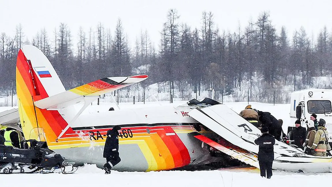 Un avion s-a prăbuşit în Rusia: mai mulţi morţi şi răniţi. Momentul prăbuşirii a fost filmat VIDEO