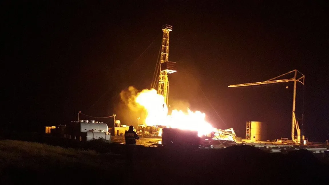 Se anunţă măsuri suplimentare pentru lichidarea incendiului la sonda de gaz care arde de duminică în Satu Mare