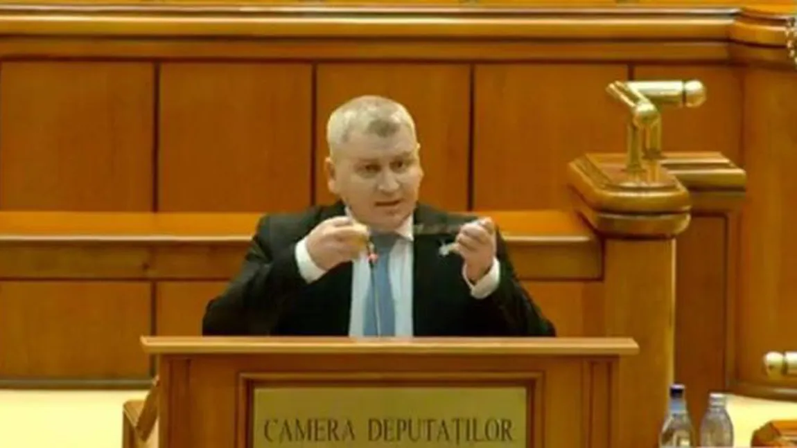 Butoanele microfonului de la pupitrul Camerei Deputaţilor, dezinstalate. Deputatul PNL Florin Roman: Este o pată de ruşine