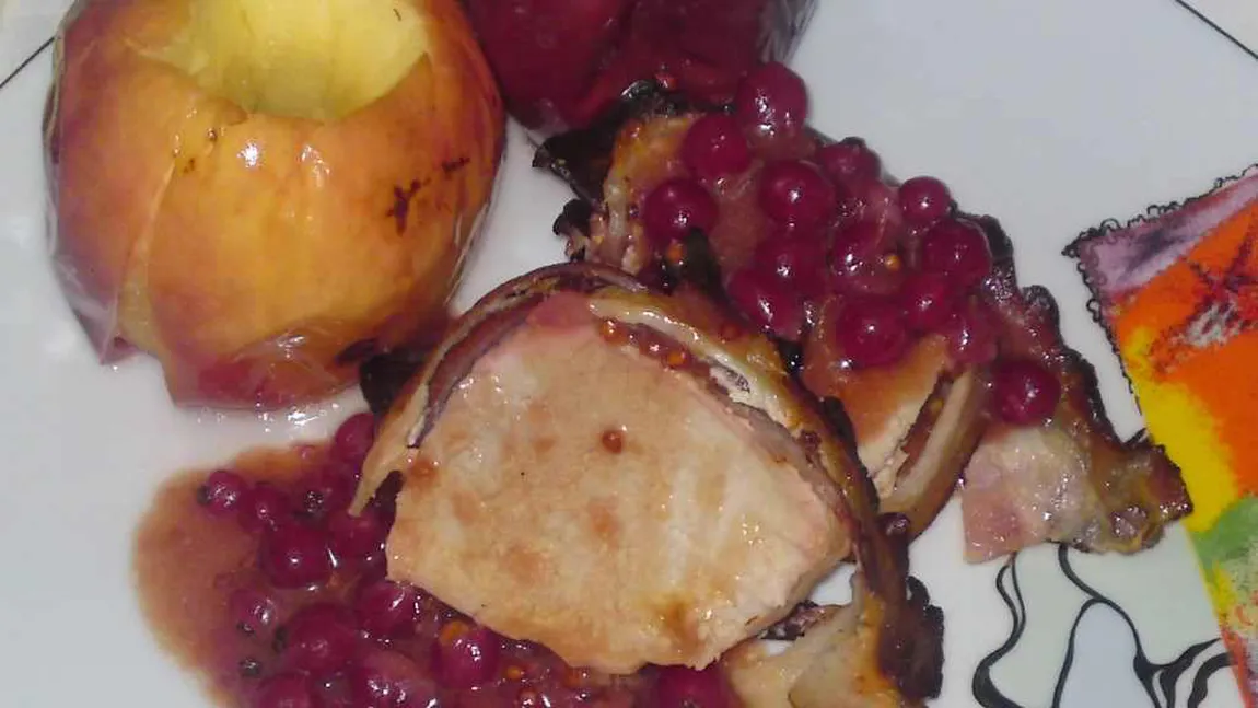 Friptura de porc cu mere coapte şi sos de coacăze. REŢETE DE CRĂCIUN altfel