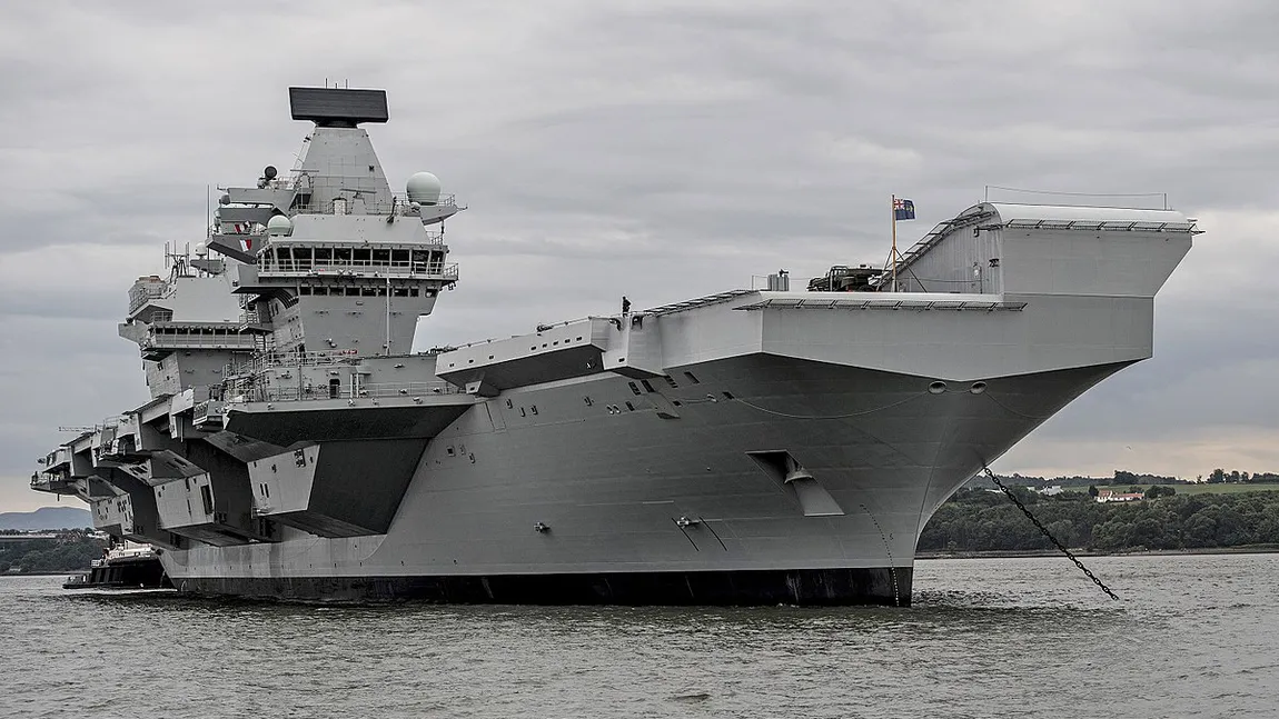 Portavionul britanic Queen Elizabeth ia apă la bord