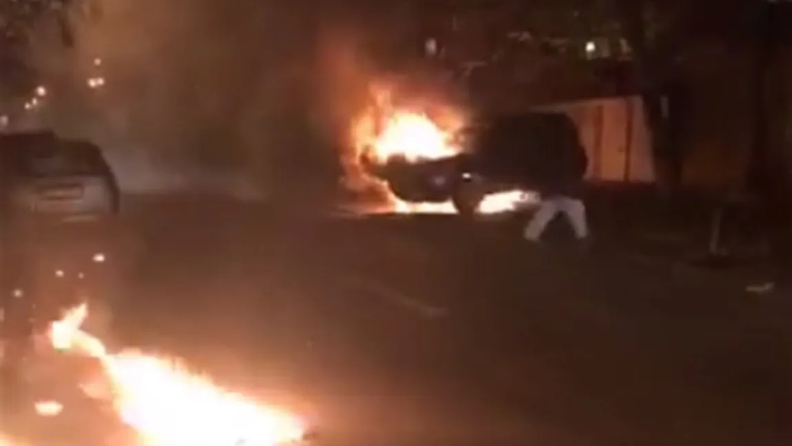Atac în stil mafiot, în prag de Crăciun. O maşină a fost incendiată pe stradă, în Galaţi