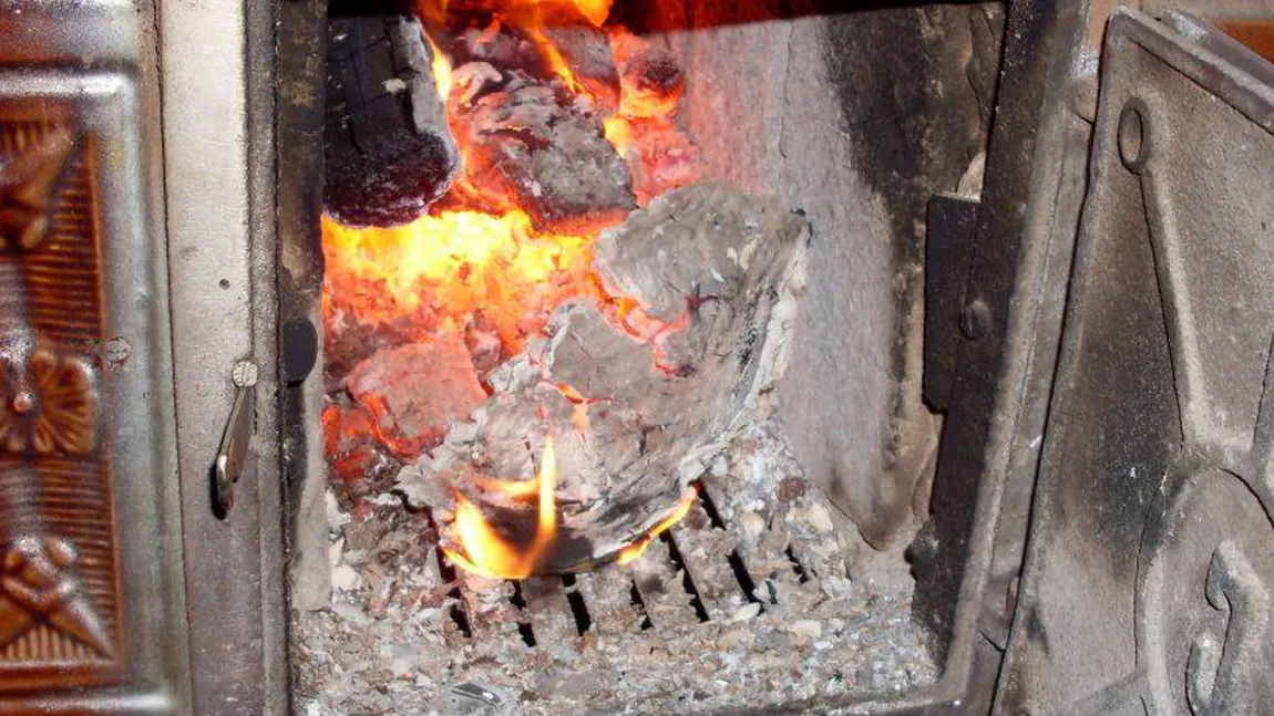Un bărbat a murit în propria casă, după ce i s-a făcut rău şi a căzut pe sobă
