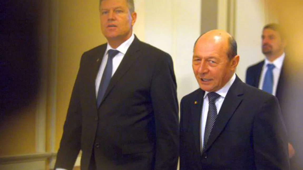 Luptă dură între Klaus Iohannis şi Traian Băsescu. Cine a câştigat? Ce i-a enervat pe români în 2017? Sondaj EVZ