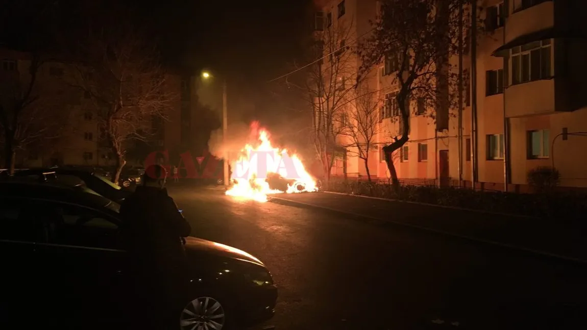 Bolid în flăcări într-o parcare din Craiova. Poliţia presupune că a fost vorba de o răzbunare