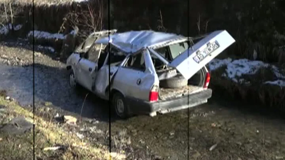 Maşină căzută în râu, în Argeş. Doi oameni au fost răniţi