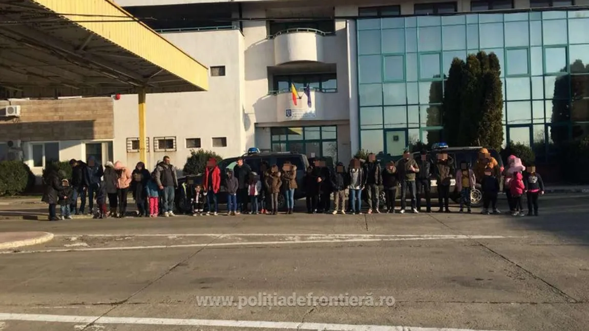 Zeci de migranţi irakieni, opriţi la Arad înainte să treacă frontiera spre Ungaria prin câmp VIDEO