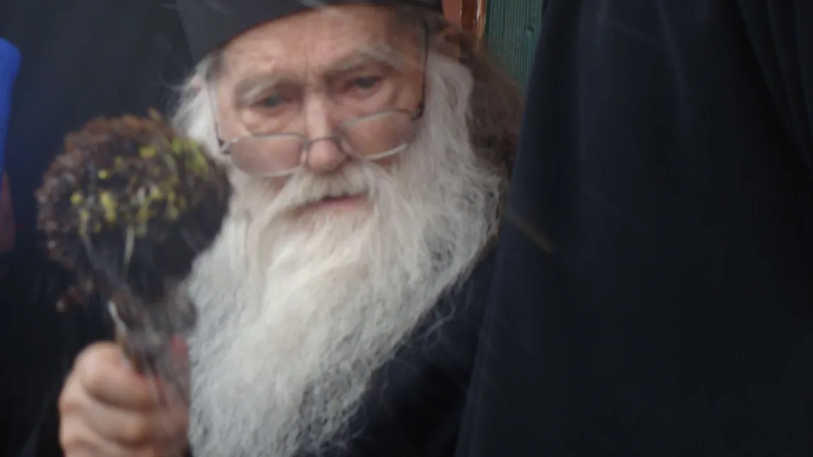 Minuni la mormântul părintelui Iustin Pârvu REPORTAJ VIDEO