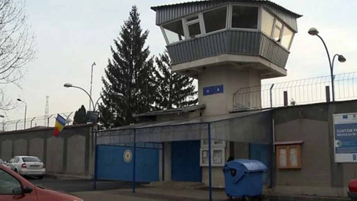 Tânărul condamnat la închisoare pe viaţă după ce şi-a omorât iubita, pe tatăl şi pe bunicul acesteia s-a sinucis în penitenciar