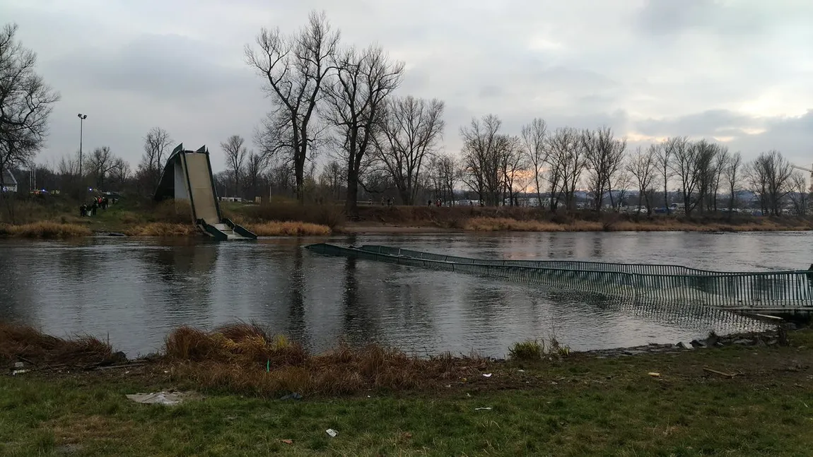 Un pod pietonal s-a prăbuşit la Praga. Patru persoane au fost rănite, două sunt în stare gravă VIDEO