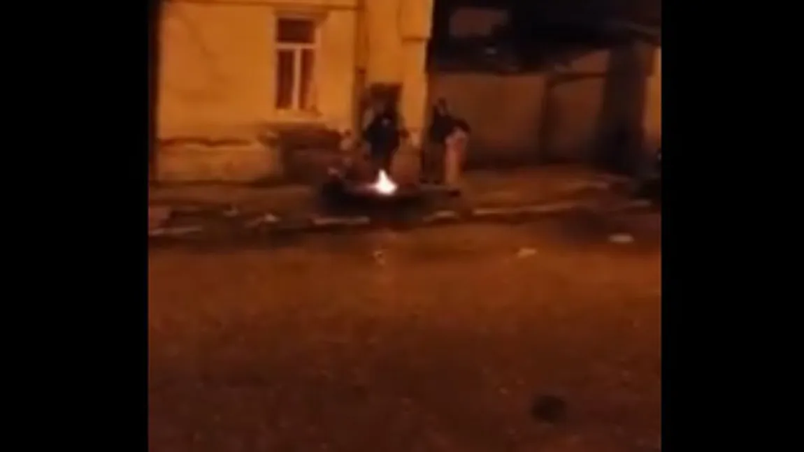 Porc pârlit pe trotuar, în centrul oraşului Galaţi. Trecătorii au anunţat Poliţia