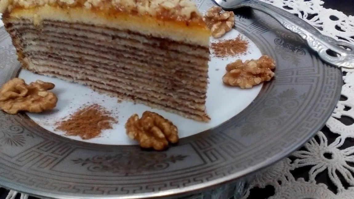 DESERT DE REVELION: Prăjitura în straturi cu scorţisoara şi nucă