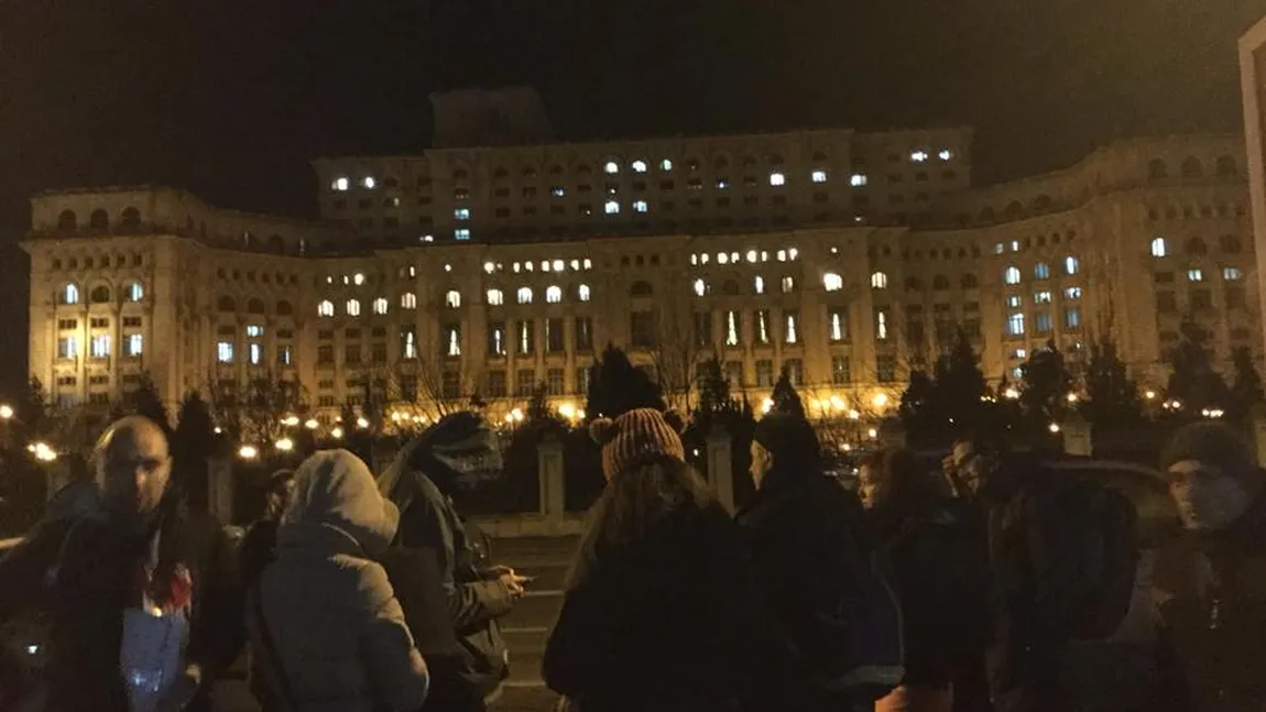 Protest cu tensiuni la Parlament, pe tema legilor justiţiei. Manifestanţii au forţat cordonul de jandarmi