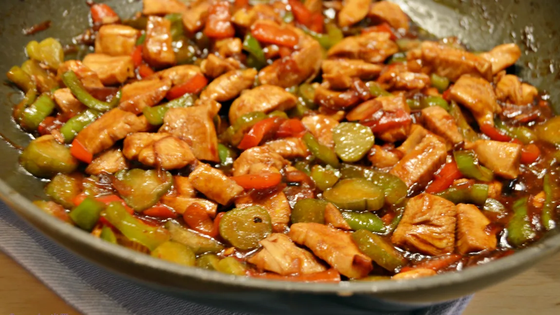 Idee de cină: Piept de pui cu legume