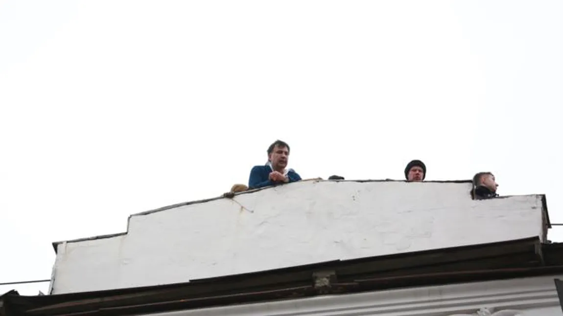 Mikhail Saakaşvili a fost reţinut după ce a ameninţat că se aruncă de pe o clădire în Kiev. Fostul preşedinte, eliberat de fani VIDEO