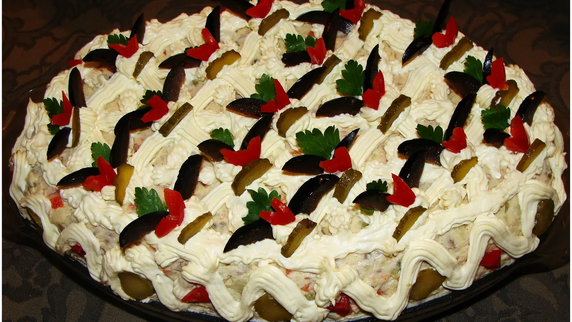 SALATA DE BOEUF: Reţeta clasică, uşor de preparat, numai bună de pus pe masă