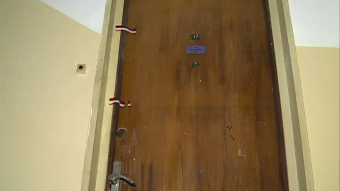 Revoltă într-un bloc din Sectorul 6, după ce Poliţia a sigilat un apartament. Locatarii sunt disperaţi VIDEO