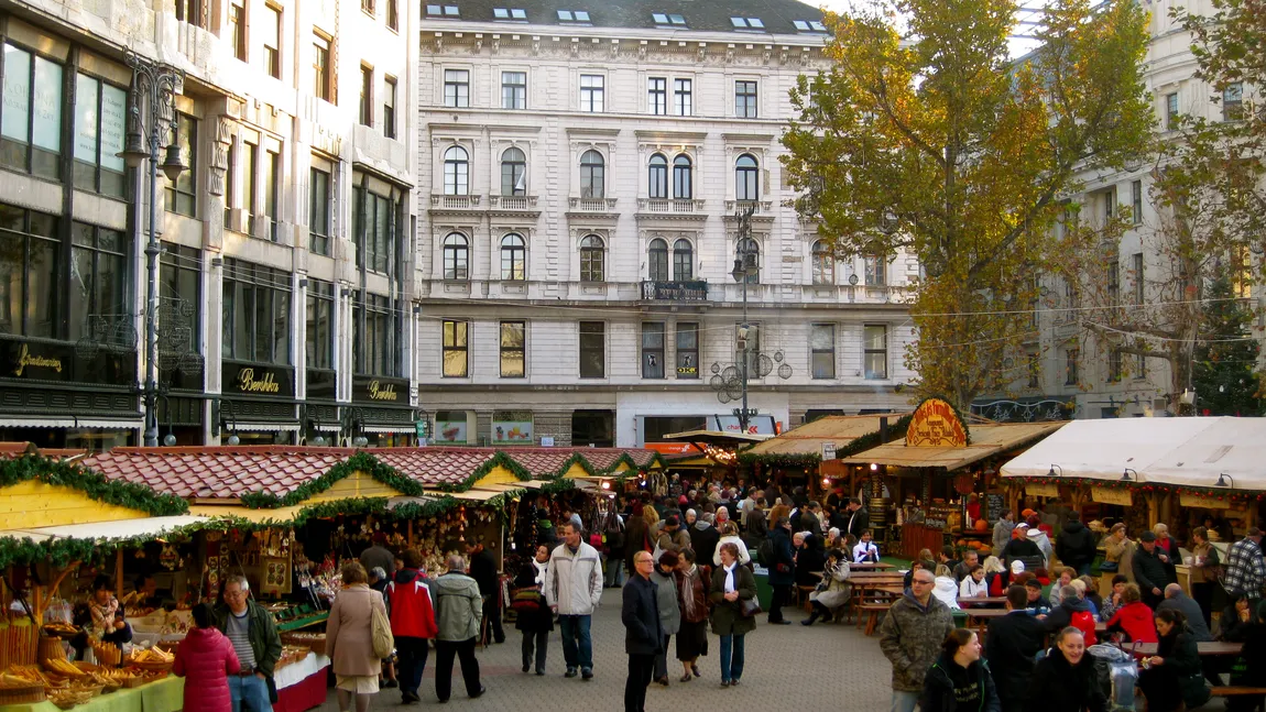 Transportatoare blindate pe străzile Budapestei pentru securitatea târgurilor de Crăciun