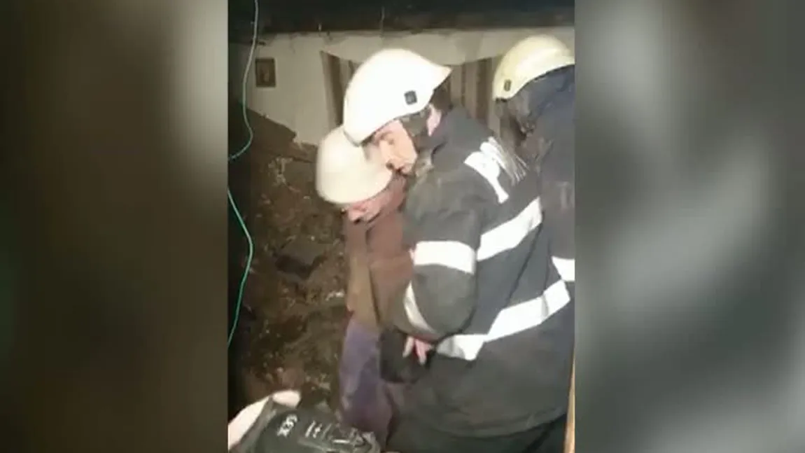 Incident în Gorj. Tavanul unei locuinţe a căzut peste doi bătrâni VIDEO