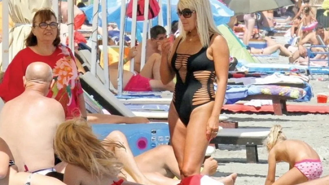 Cele mai fierbinţi apariţii la plajă în 2017. Dana Savuică, Bianca Drăguşanu, Valentina Pelinel, Elena Udrea... FOTO