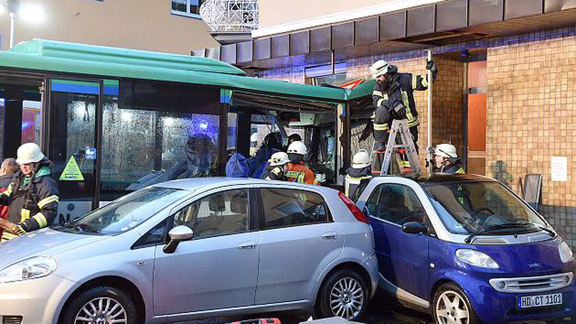 Accident cu un autobuz scolar plin cu elevi: 21 de persoane au fost rănite