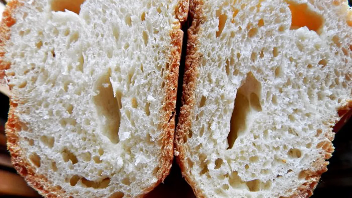 Pune pâinea în frigider, învelită în câteva prosoape de hârtie. Incredibil cum o găseşti a doua zi