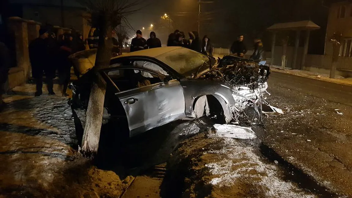 Accident grav în Suceava. Au intrat cu maşina în stâlp din cauza vitezei FOTO