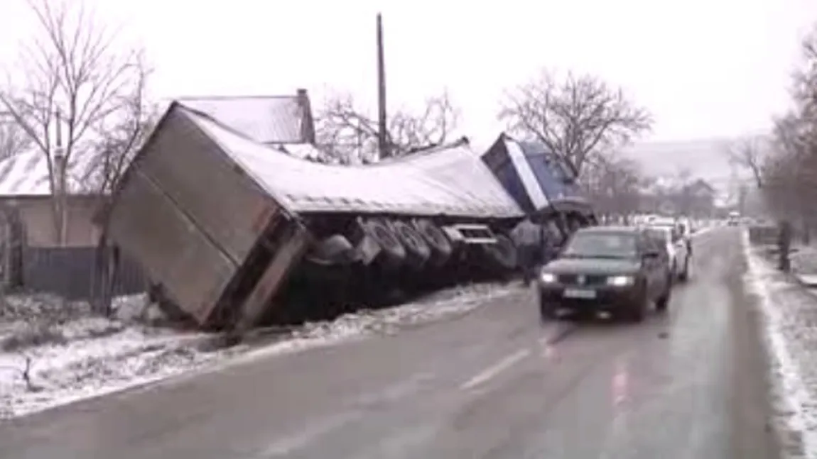 Accidente din cauza vremii, un TIR încărcat cu zahăr s-a răsturnat VIDEO