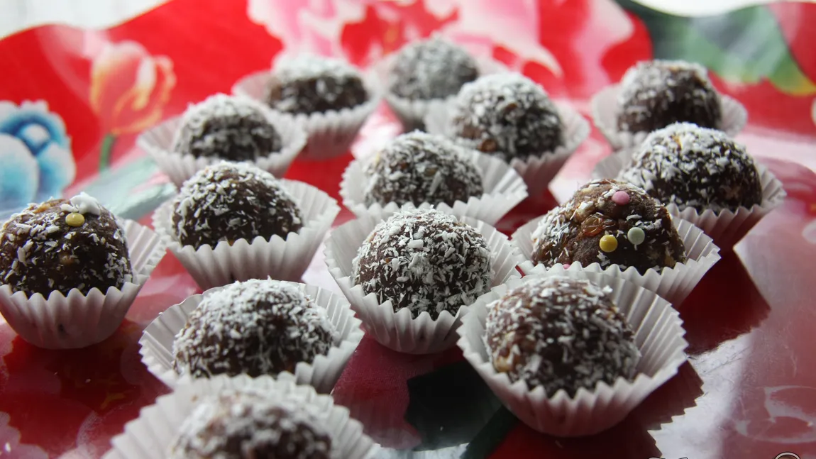 DESERTUL ZILEI: Biluţe cu biscuiţi şi nuca de cocos