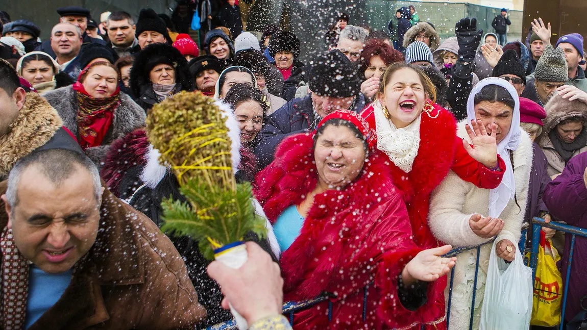 BOBOTEAZA 2018: De ce se toarnă nouă ceşti cu apă într-o oală