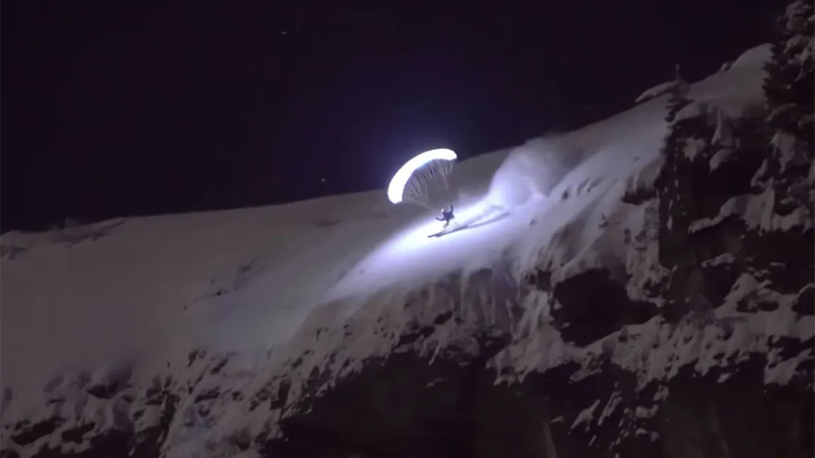 Acrobaţii pe gheţar, pe timp de noapte. Imagini de poveste filmate sub clar de lună VIDEO