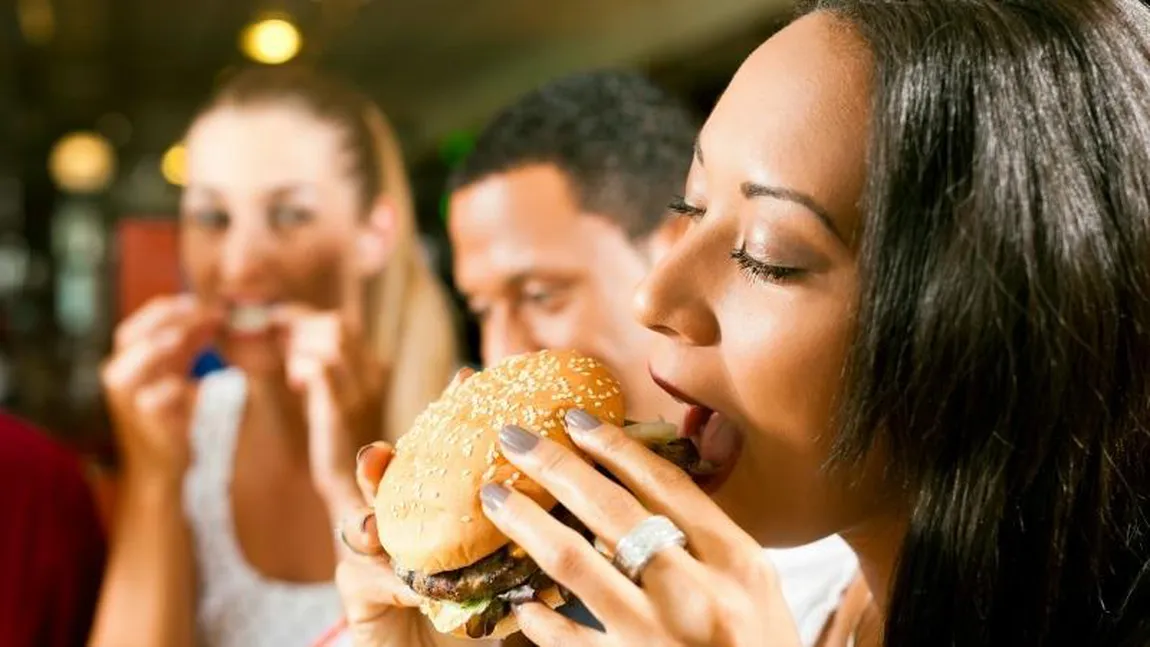 A murit după ce a mâncat un burger. Modul de gătire i-a adus sfârşitul