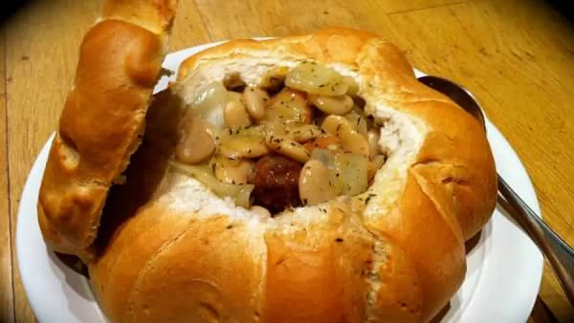 Ciorbă de fasole cu afumatură în castron de pâine