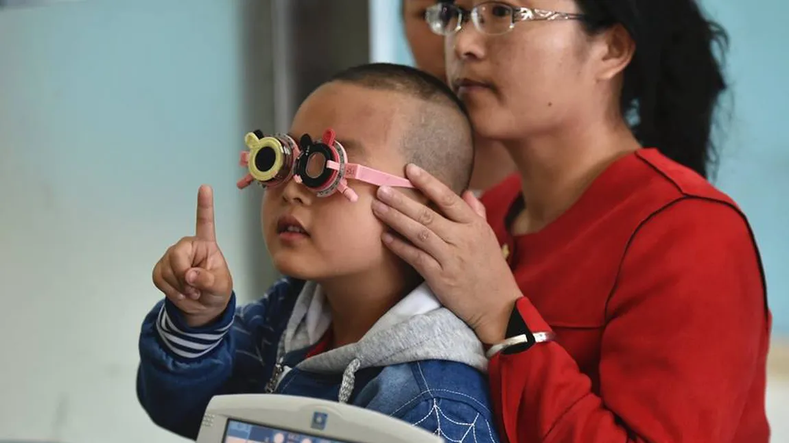 Cu cât taţii sunt mai vârstnici, cu atât miopia copiilor este mai mare. Descopeire interesantă a savanţilor