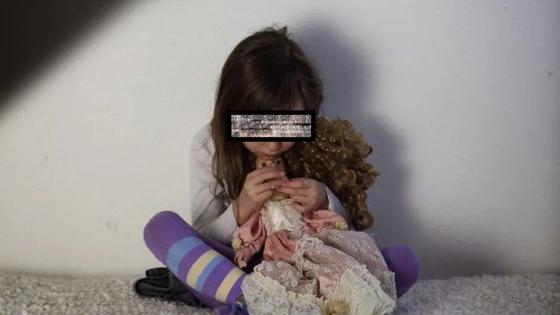 Fetiţă de 5 ani, bătută şi legată de pat de către mama şi bunica ei 