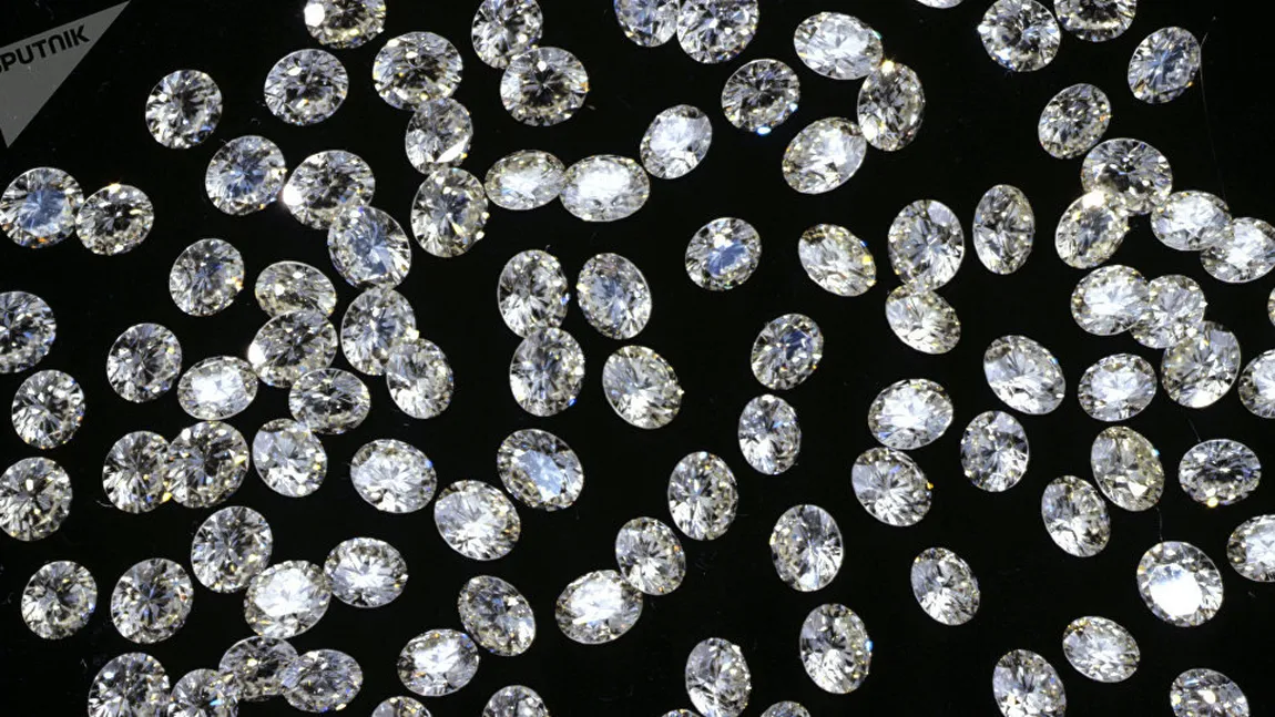 Un măturător a găsit o geantă cu diamante, în Dubai. Cum a fost răsplătit după ce a predat-o poliţiei