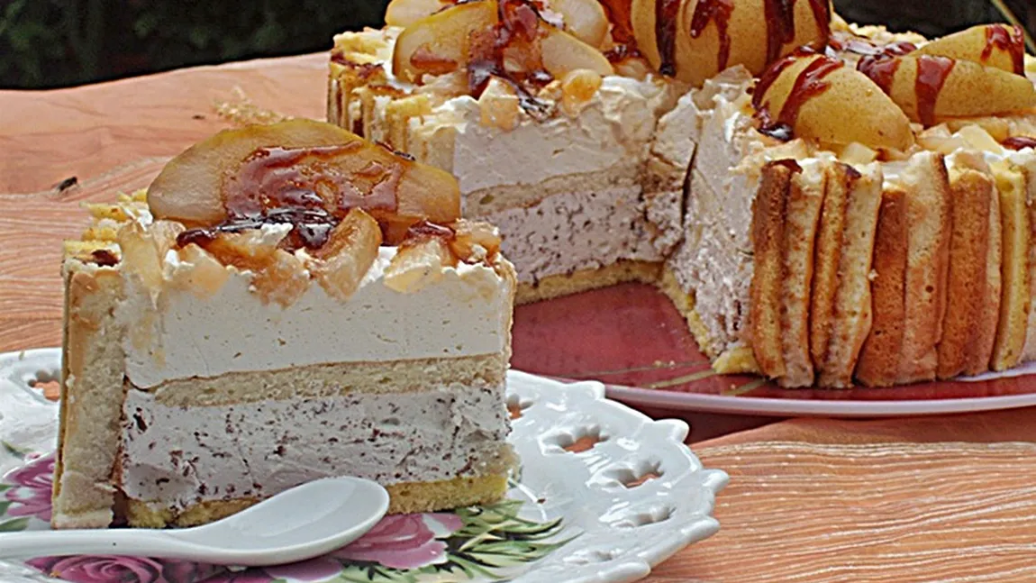 Tort cu margine de ruladă şi pere aromate