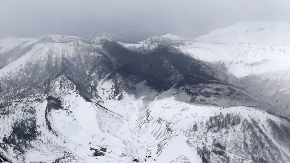 Erupţie vulcanică urmată de avalanşă, în Japonia. Un soldat şi 16 persoane au fost rănite