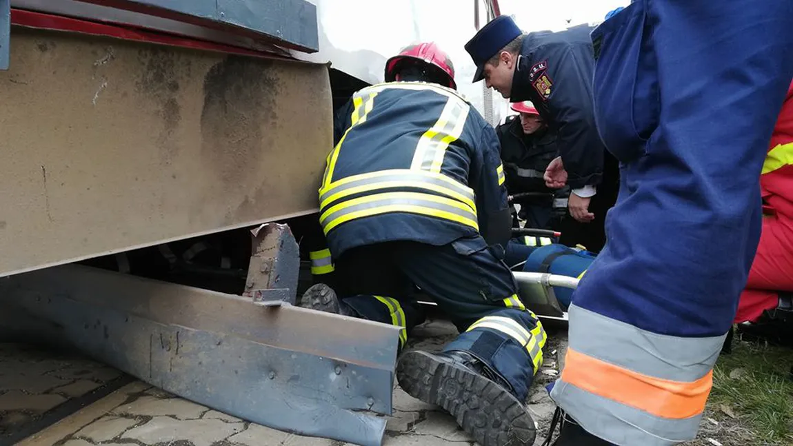 Fetiţă de 12 ani, prinsă sub tramvai. Pompierii au reuşit s-o scoată după 15 minute şi a fost dusă la spital - VIDEO