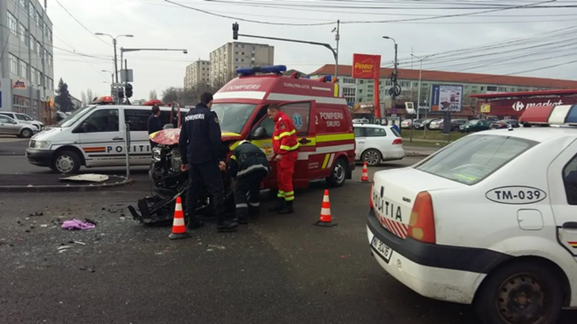 Accident în care a fost implicată o ambulanţă SMURD, la Timişoara. Un copil de patru luni şi mama lui au fost răniţi