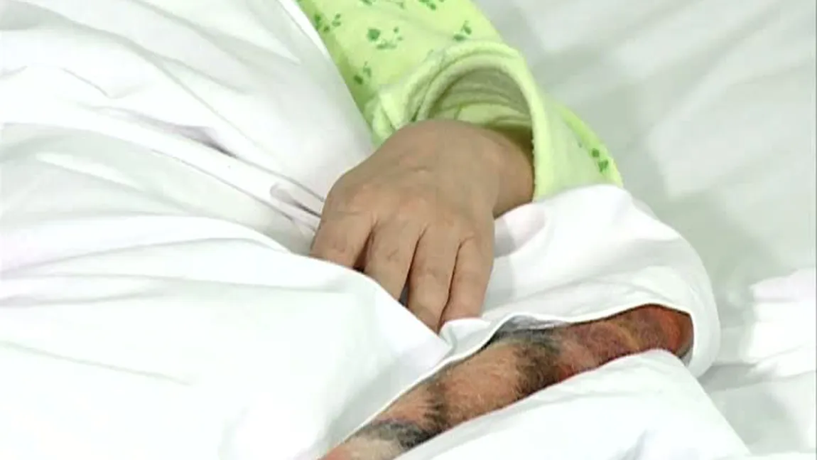 Bătrână găsită la morgă cu un pampers pe cap. A murit cu mâinile încleştate şi cu gura deschisă de la urletele de durere